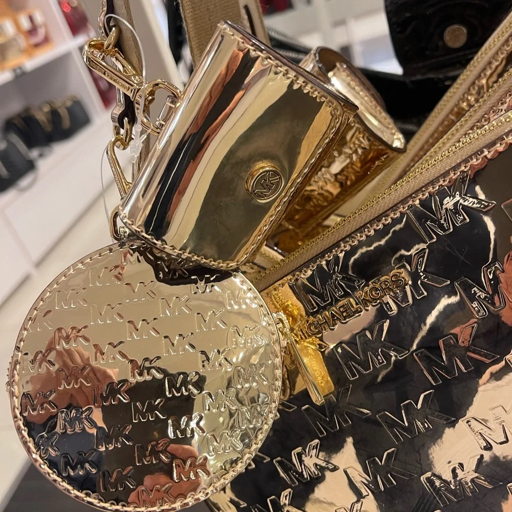 MICHAEL KORS Jet Set Sm Patent Logo Debossed Crossbody Apple Airpods
XBody Tech - Picture 11 of 12